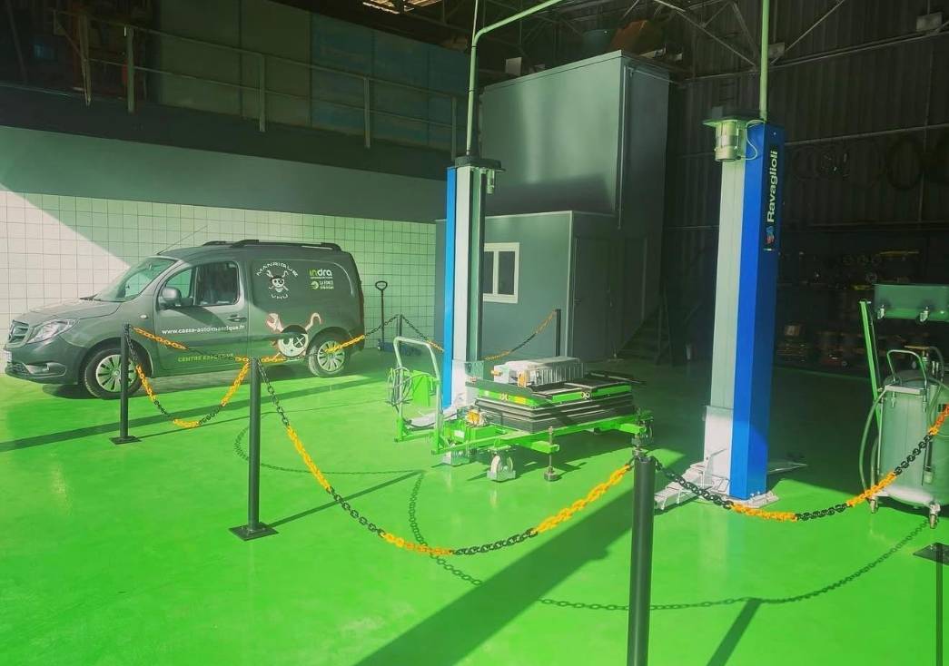 Photo d'un centre spécialisé en recyclage et dépollution de véhicules électrique
