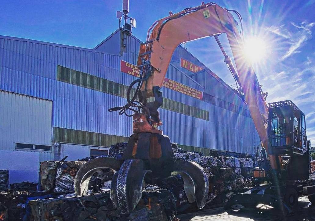 Photo de la destruction d'un véhicule hors d'usage avec une machine spécialisée